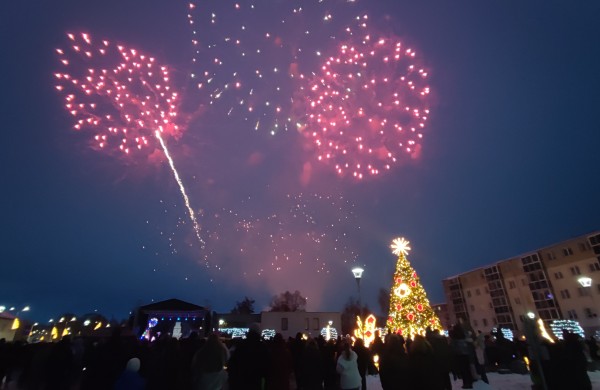 Jonava suspindo: įžiebta miesto eglė ir „Gyvybės pilnas Kalėdų miškas“