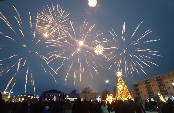 Jonava suspindo: įžiebta miesto eglė ir „Gyvybės pilnas Kalėdų miškas“