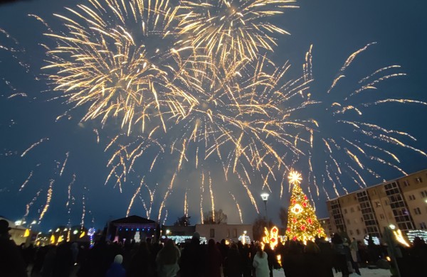 Jonava suspindo: įžiebta miesto eglė ir „Gyvybės pilnas Kalėdų miškas“