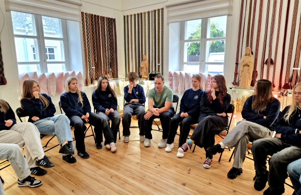 Jonavoje užaugę menininkai – apie savo vaikystę, gimtosios vietos identitetą ir jaunąją kartą