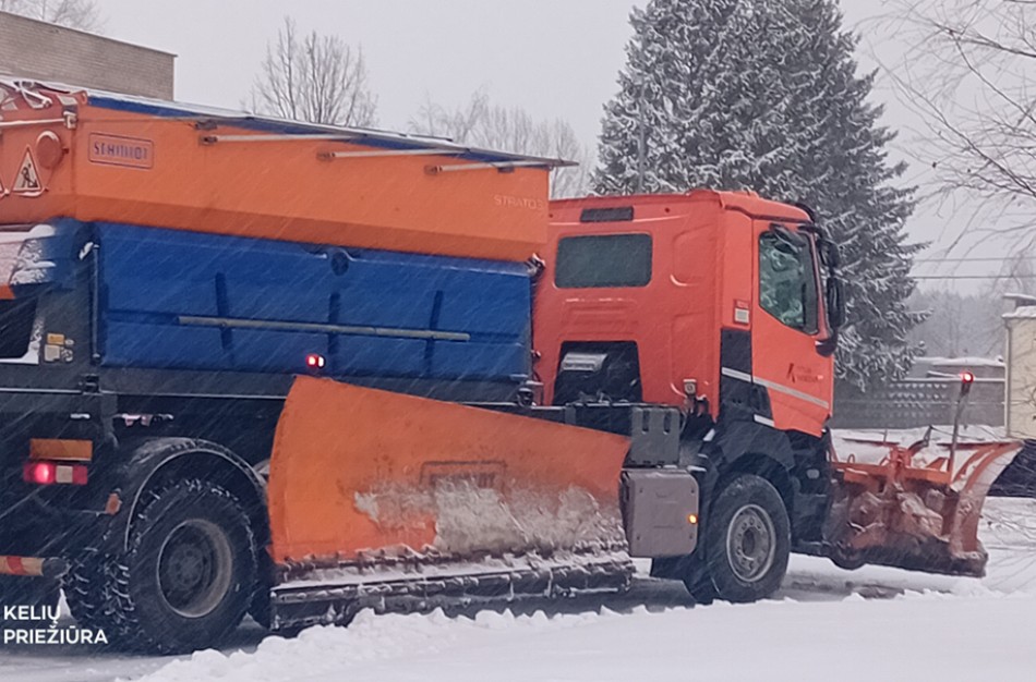 AB „Kelių priežiūra“ pristato atnaujintą žiemos kelių priežiūros atmintinę