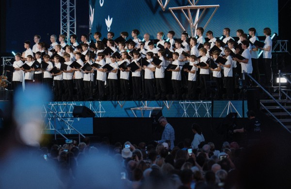 Šventinį gruodį didieji miestai skambės galingu berniukų balsų manifestu 