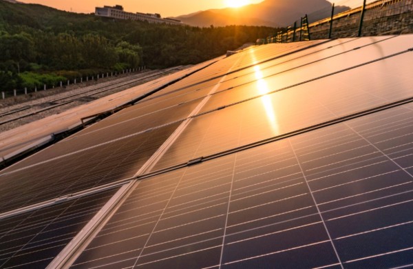 Lietuvos energetikos agentūra: Saulės elektrinių kainos nukrito iki žemiausio lygio per beveik dvejus metus