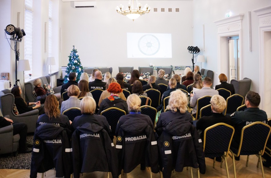 Konferencija Jonavoje apie pagalbą nuo smurto artimoje aplinkoje nukentėjusioms: akcentuotas institucijų bendradarbiavimas ir iššūkiai