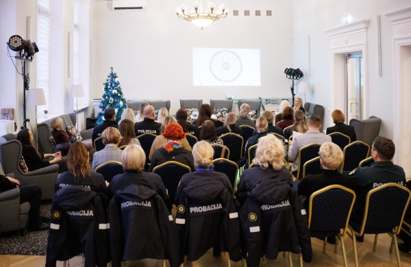 Konferencija Jonavoje apie pagalbą nuo smurto artimoje aplinkoje nukentėjusioms: akcentuotas institucijų bendradarbiavimas ir iššūkiai