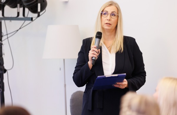 Konferencija Jonavoje apie pagalbą nuo smurto artimoje aplinkoje nukentėjusioms: akcentuotas institucijų bendradarbiavimas ir iššūkiai