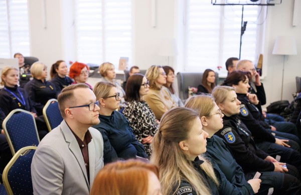 Konferencija Jonavoje apie pagalbą nuo smurto artimoje aplinkoje nukentėjusioms: akcentuotas institucijų bendradarbiavimas ir iššūkiai