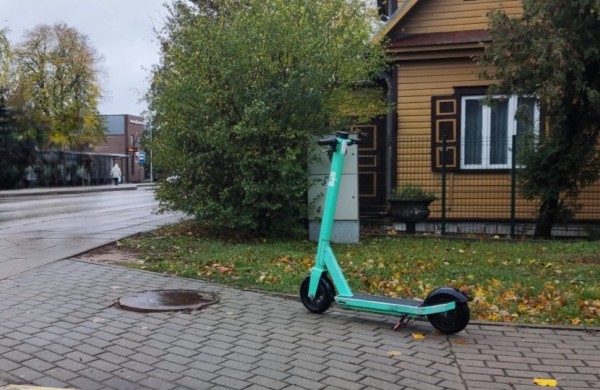 Už nepilnametės sukeltą autoįvykį elektriniu paspirtuku „Bolt“ teks apmokėti tėvams: teismas nukentėjusiajai priteisė beveik 1700 eurų žalos