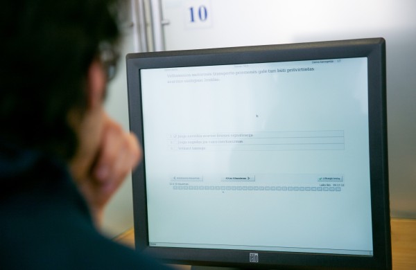 ,,Regitra" kviečia teorijos egzaminą laikyti naujomis kalbomis