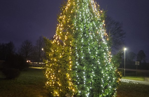 Pasigerėkime Jonavos seniūnijose įžiebtomis Kalėdų eglėmis