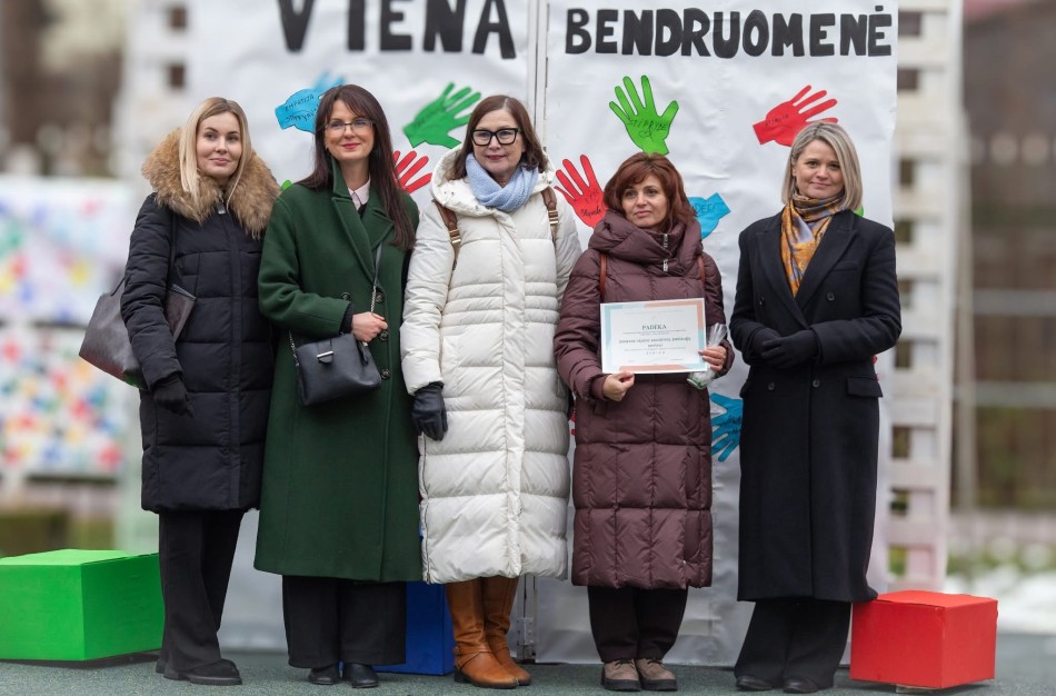 Jonavos rajono neįgaliųjų veiklos centre paminėta Tarptautinė žmonių su negalia diena: sukurta bendrystę simbolizuojanti „1000 rankų“ instaliacija