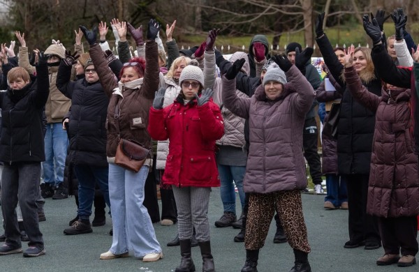 Jonavos rajono neįgaliųjų veiklos centre paminėta Tarptautinė žmonių su negalia diena: sukurta bendrystę simbolizuojanti „1000 rankų“ instaliacija