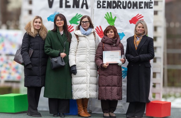 Jonavos rajono neįgaliųjų veiklos centre paminėta Tarptautinė žmonių su negalia diena: sukurta bendrystę simbolizuojanti „1000 rankų“ instaliacija