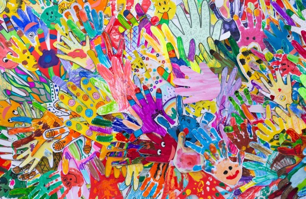 Jonavos rajono neįgaliųjų veiklos centre paminėta Tarptautinė žmonių su negalia diena: sukurta bendrystę simbolizuojanti „1000 rankų“ instaliacija