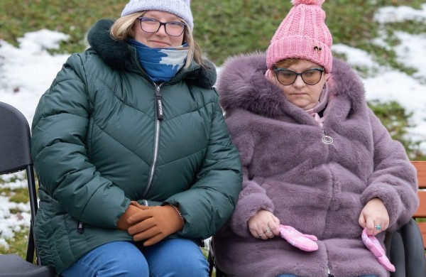 Jonavos rajono neįgaliųjų veiklos centre paminėta Tarptautinė žmonių su negalia diena: sukurta bendrystę simbolizuojanti „1000 rankų“ instaliacija