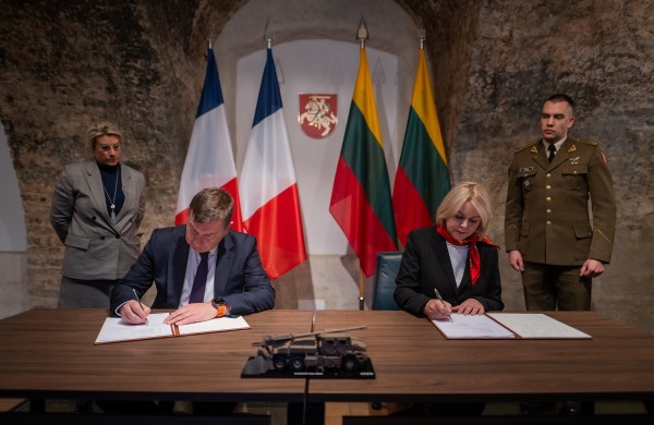 Pasirašyta sutartis dėl ratinių haubicų „CAESAR Mk II“ pirkimo