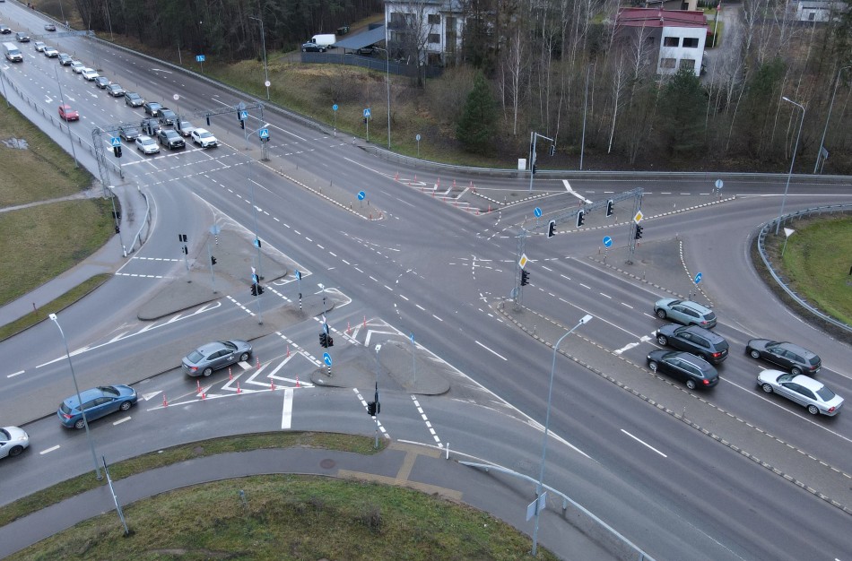 „Via Lietuva“ šalies keliuose modernizavo šviesoforus ir eismo valdymo sistemas: kaip dėl to pasikeis eismo pralaidumas