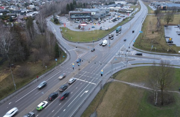 „Via Lietuva“ šalies keliuose modernizavo šviesoforus ir eismo valdymo sistemas: kaip dėl to pasikeis eismo pralaidumas