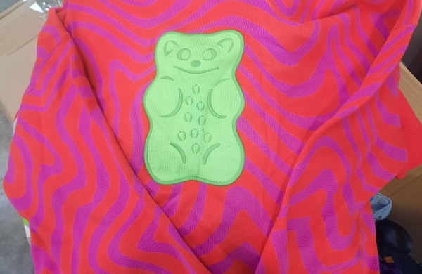 Krovinyje tarp dėvėtų rūbų – ir naujų drabužių klastotės