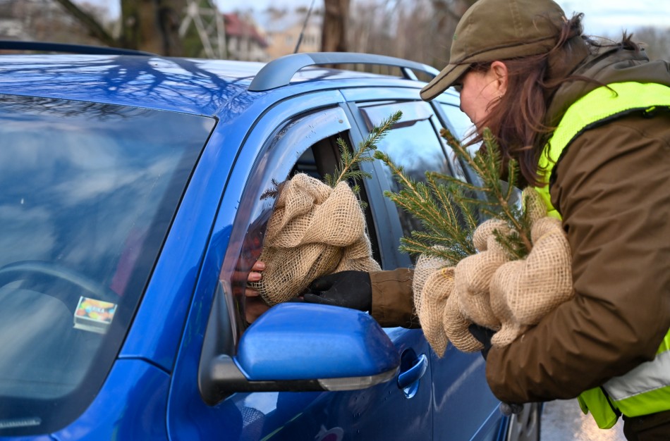 Akcija „Eglutė“ – miškininkai ir policijos pareigūnai vairuotojams dovanos kalėdinius medelius