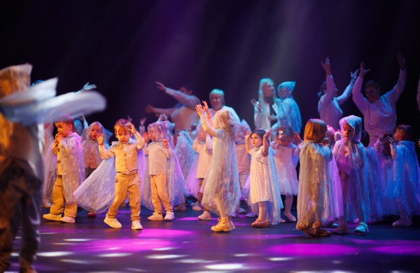 Jonavos kultūros centre – šilta „Lakštingalėlės“ Kalėdų šventė