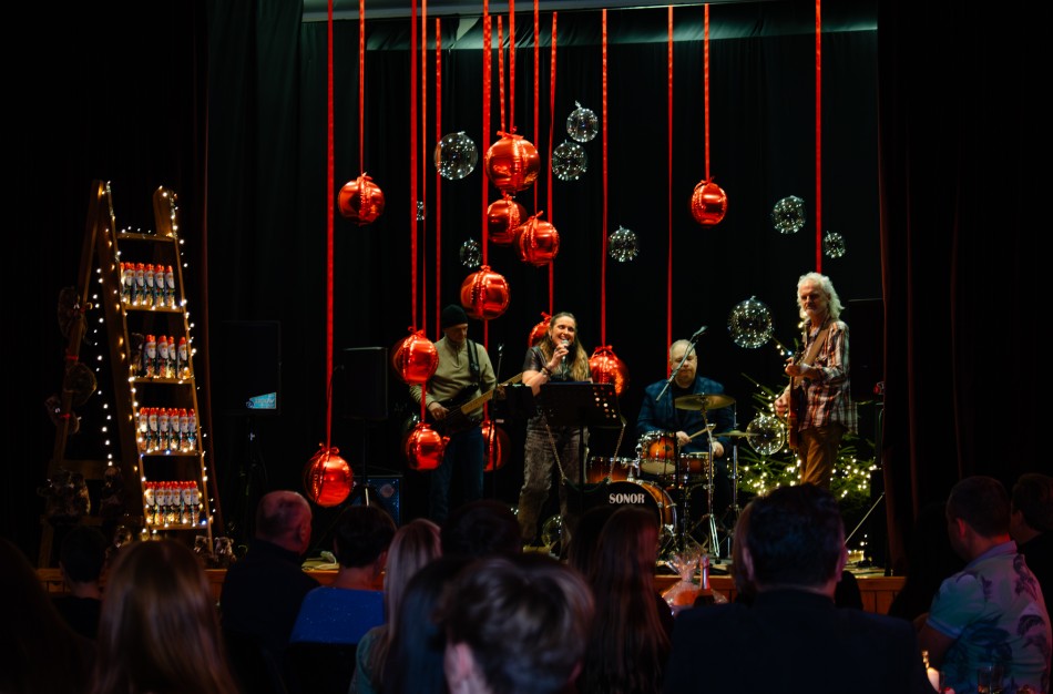 Užusalių bendruomenė jaukiai susibūrė tradiciniame padėkos vakare „Žiemos nakties gala – bliuzo ritmu 2025“