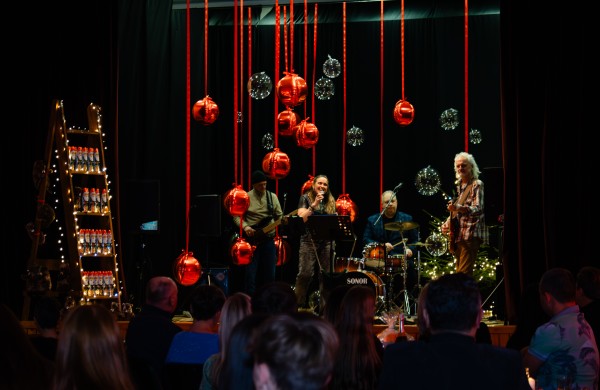 Užusalių bendruomenė jaukiai susibūrė tradiciniame padėkos vakare „Žiemos nakties gala – bliuzo ritmu 2025“