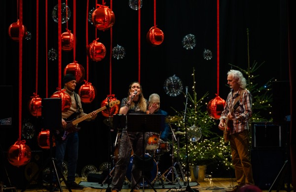 Užusalių bendruomenė jaukiai susibūrė tradiciniame padėkos vakare „Žiemos nakties gala – bliuzo ritmu 2025“