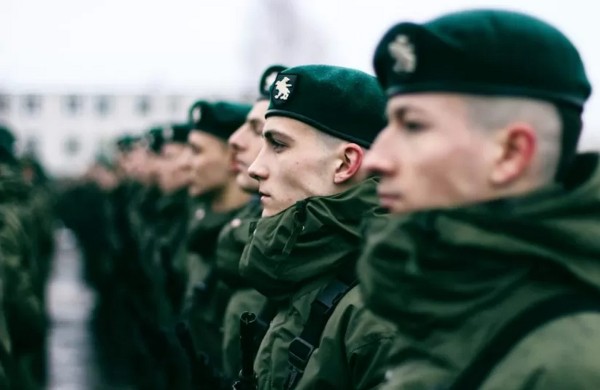 Seimas priėmė įstatymo pataisas dėl karo prievolės ir alternatyviosios krašto apsaugos tarnybos: darbdaviams mažinama biurokratinė našta