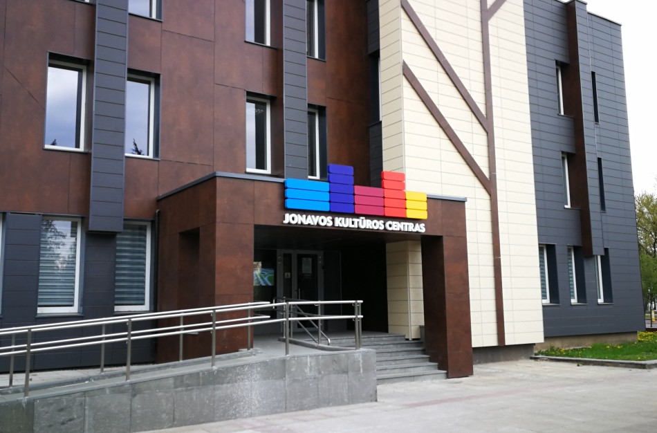 Šiurpi naktis Jonavoje: kultūros centre - ginkluotas įsibrovėlis