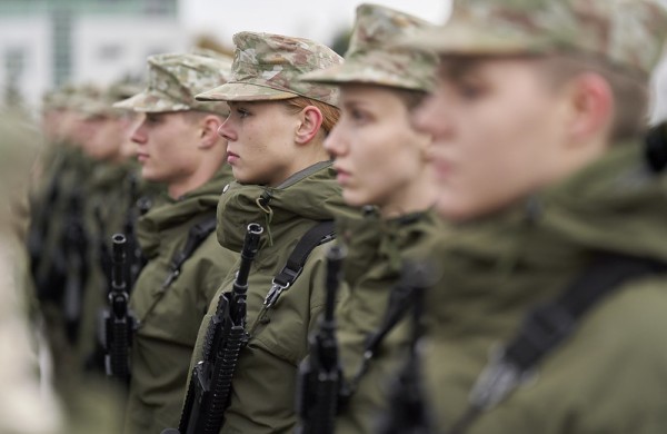 Privalomoji pradinė karo tarnyba su didžiausiomis naudomis: prašymus dar galima teikti iki sausio 7 d.