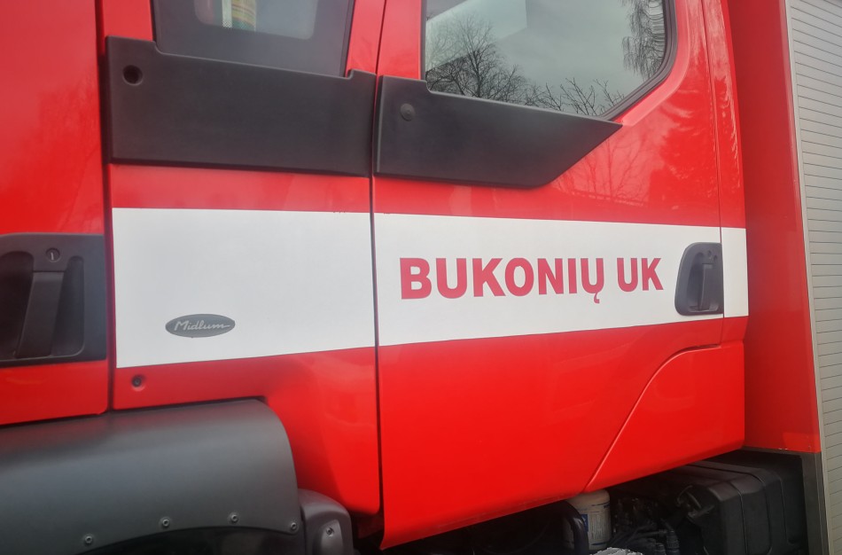 Liepsnos Bukonyse sunaikino ūkinį pastatą ir pražudė apie 80 naminių paukščių: išgelbėtas gyvenamasis namas