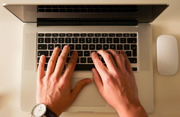 Daugybę kartų teistas vyriškis kaltinamas sukčiavimu apsimetus pažinčių ieškančia mergina