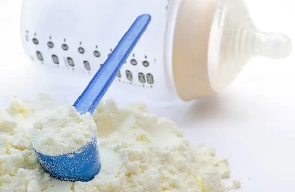 Atnaujinta: prevenciškai iš rinkos atšaukiama daugiau kūdikių pieno mišinių