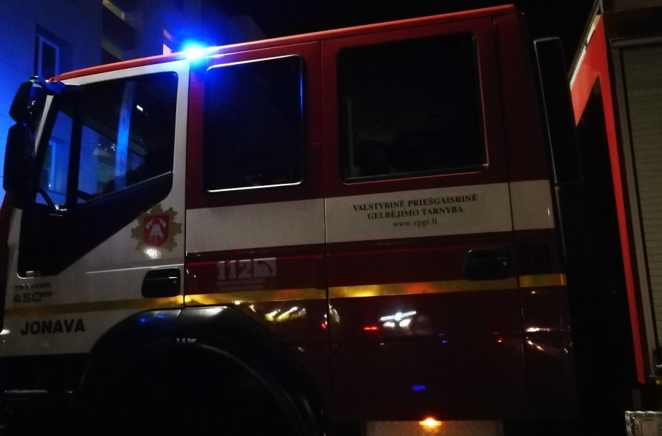 Ugniagesių gelbėtojų pagalbos reikėjo policijos ekipažui Jonavos rajone