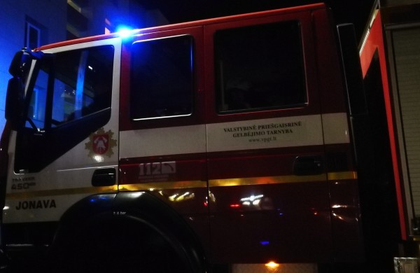 Ugniagesių gelbėtojų pagalbos reikėjo policijos ekipažui Jonavos rajone