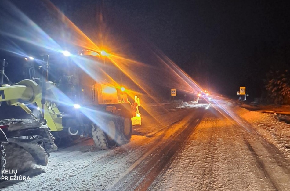 Sausio 10-oji: Eismo sąlygas vis dar sunkina snygis, pustymas: kviečiama būti atidiems