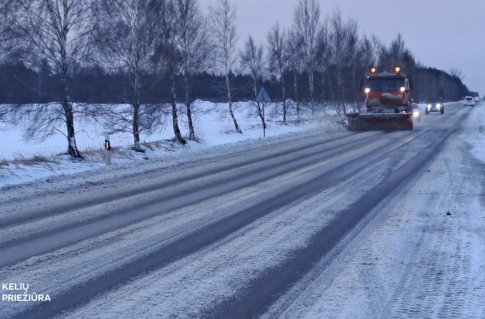 Kelininkai įspėja apie besitęsiančias žiemiškas sąlygas keliuose