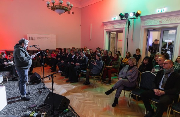 Poezijos, tylos ir laisvės skambesio naktis bibliotekoje