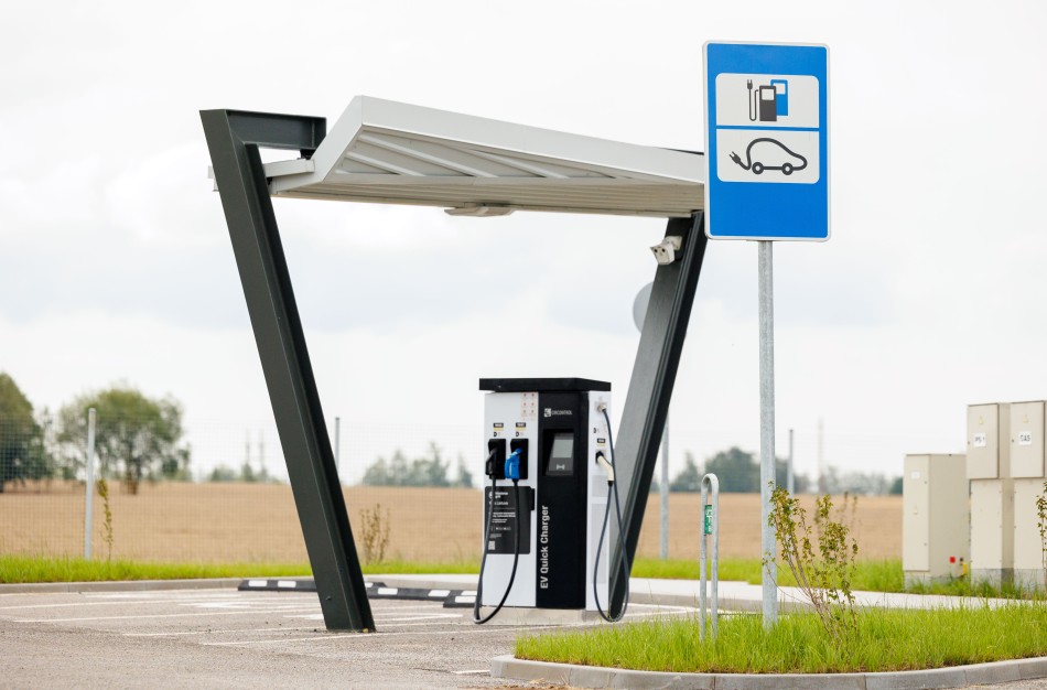 Nuo 2026 m. – palankesnės sąlygos elektromobilių įkrovimo stotelių plėtrai prie valstybinės reikšmės kelių