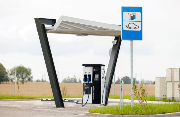 Nuo 2026 m. – palankesnės sąlygos elektromobilių įkrovimo stotelių plėtrai prie valstybinės reikšmės kelių